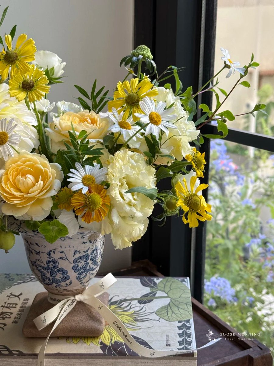 KMichelleTan's tweet photo. For my first time arranging flowers, I created such a beautiful piece. We can always do better than we imagine https://t.co/LUUfSE3GVD