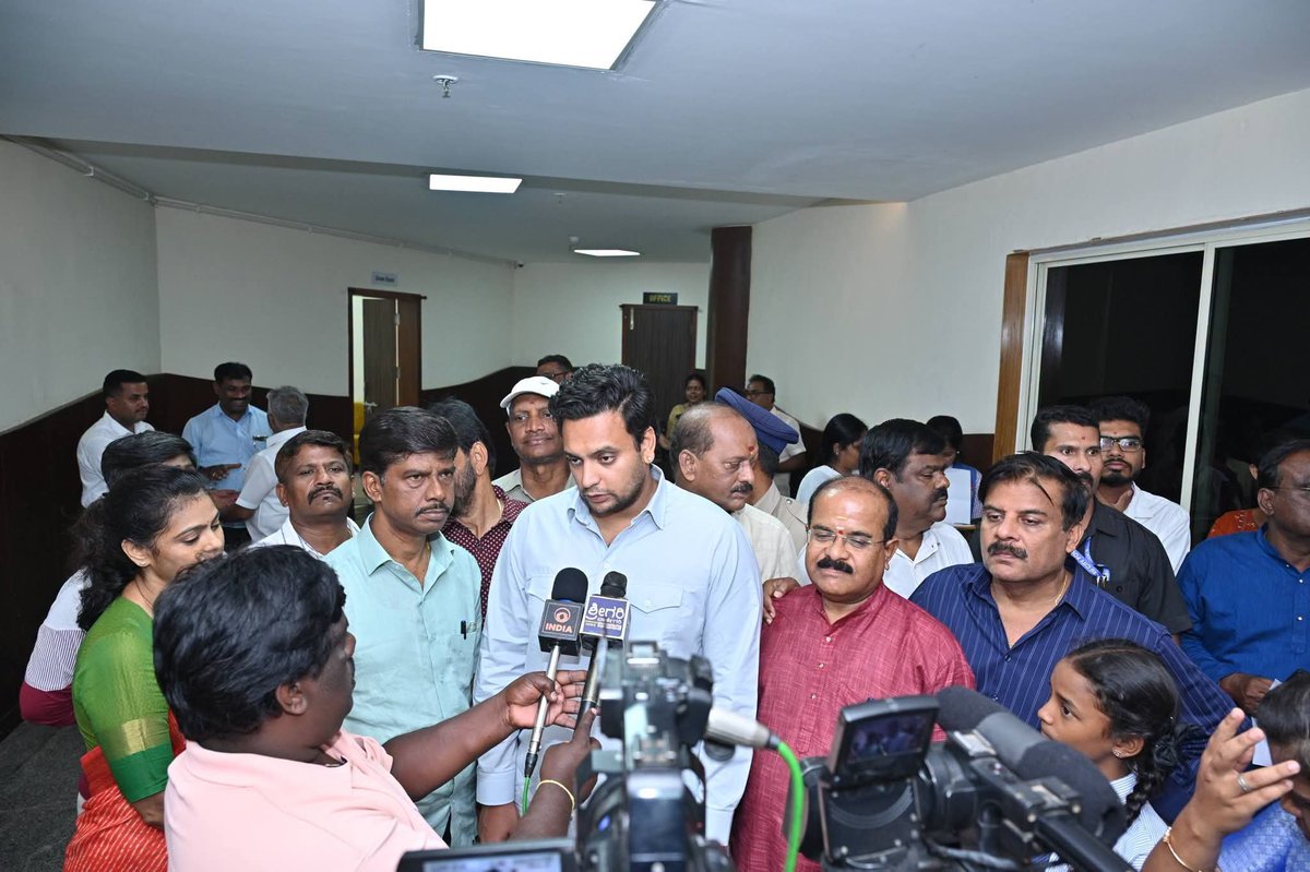 Phaneeshnv's tweet photo. ನನ್ನ ಕನಸಿನ ಭಾರತ, ಸ್ವಚ್ಛ ಭಾರತ, ವಿಕಸಿತ ಭಾರತ, ವಿಷಯಗಳ ಆಧಾರಿತ ಚಿತ್ರಕಲೆ ಹಾಗೂ ಭಾಷಣ ಸ್ಪರ್ಧೆಯಲ್ಲಿ ಮೈಸೂರಿನ 70 ಶಾಲೆಗಳಿಂದ, ಸಾವಿರಕ್ಕೂ ಹೆಚ್ಚು ಮಕ್ಕಳು ಚಿತ್ರಕಲೆಯಲ್ಲಿ, 200 ಮಕ್ಕಳು ಭಾಷಣ ಸ್ಪರ್ಧೆಯಲ್ಲಿ ಭಾಗವಹಿಸಿದರು.

#SevaSankalpAbhiyan
#MyBharat2047 
#BJP4IND 
#bjpkarnataka 
#phaneeshnv https://t.co/DdWK3Eu4A1