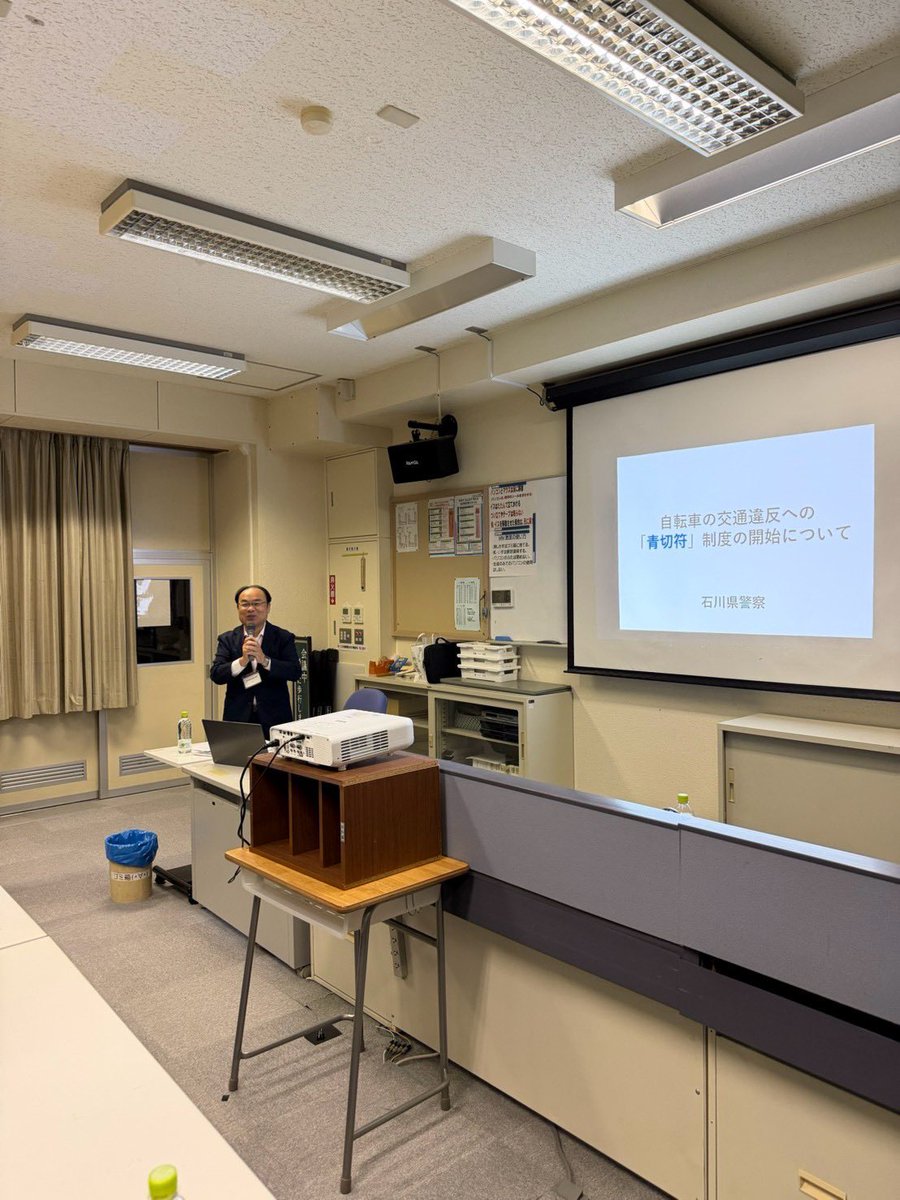 gennok's tweet photo. 自転車の青切符が導入されたことを受けて警察官の方を講師に。地元の中学校PTA活動にて講習会を開催。保護者からは活発な質疑があり、関心の高い内容となりました。
#金沢市#自転車#青切符 https://t.co/FMecC1BiDz