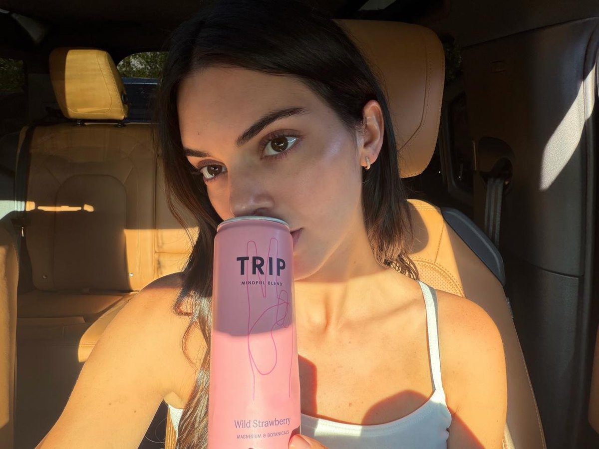 xendalljenner's tweet photo. Summer time! ⛱️🌤️ https://t.co/Knw89zX6vc