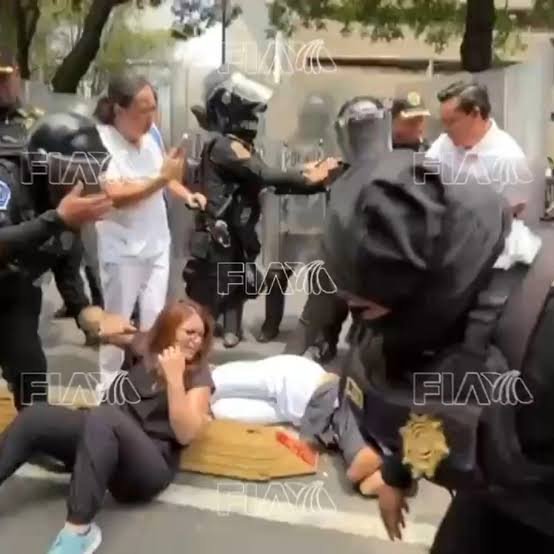EdwardDeSG's tweet photo. JUICIO!! a @Claudiashein
Y @zoerobledo POR CRÍMENES DE LESA HUMANIDA!! @alitomorenoc
  @LillyTellez @CarlosLoret @FDoringCasar @azucenau @caroviggiano @RicardoBSalinas @AztecaNoticias @A_MontielR @PartidoMorenaMx @arturoavila_mx https://t.co/s7oOfzMrXY