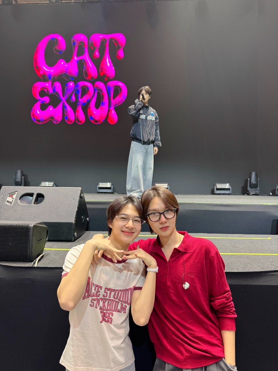 iLeang21's tweet photo. เก่งก็จะร้องเพลง นุนิว น้ำปิง ก็อยากจะถ่ายรูปกับเก่ง รูปเลยออกมาเป็นงี้ 55555 ตะร้ากกกกกก

#Nunew #KengNamping https://t.co/LKXLB9poAm