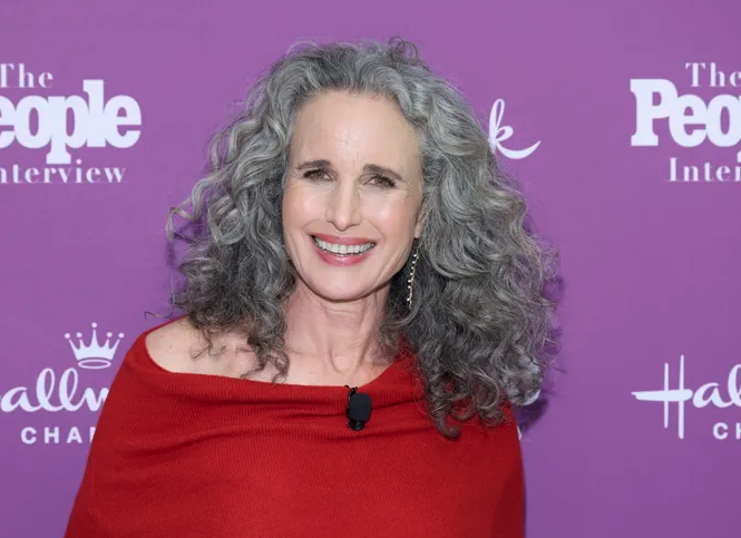 ankorinclan's tweet photo. Andie MacDowell dijo una vez: «Los seres humanos debemos prepararnos con inteligencia para estar solos en la vejez. Una soledad valiente, sin miedos, sin nostalgias ni tristeza. Prepárate con firmeza para esa soledad y habrás vencido a la vida, al destino y a la eternidad». Con estas palabras, Andie nos recuerda la importancia de hallar fuerza y paz en nuestra propia compañía, afrontando los años con dignidad y valentía.