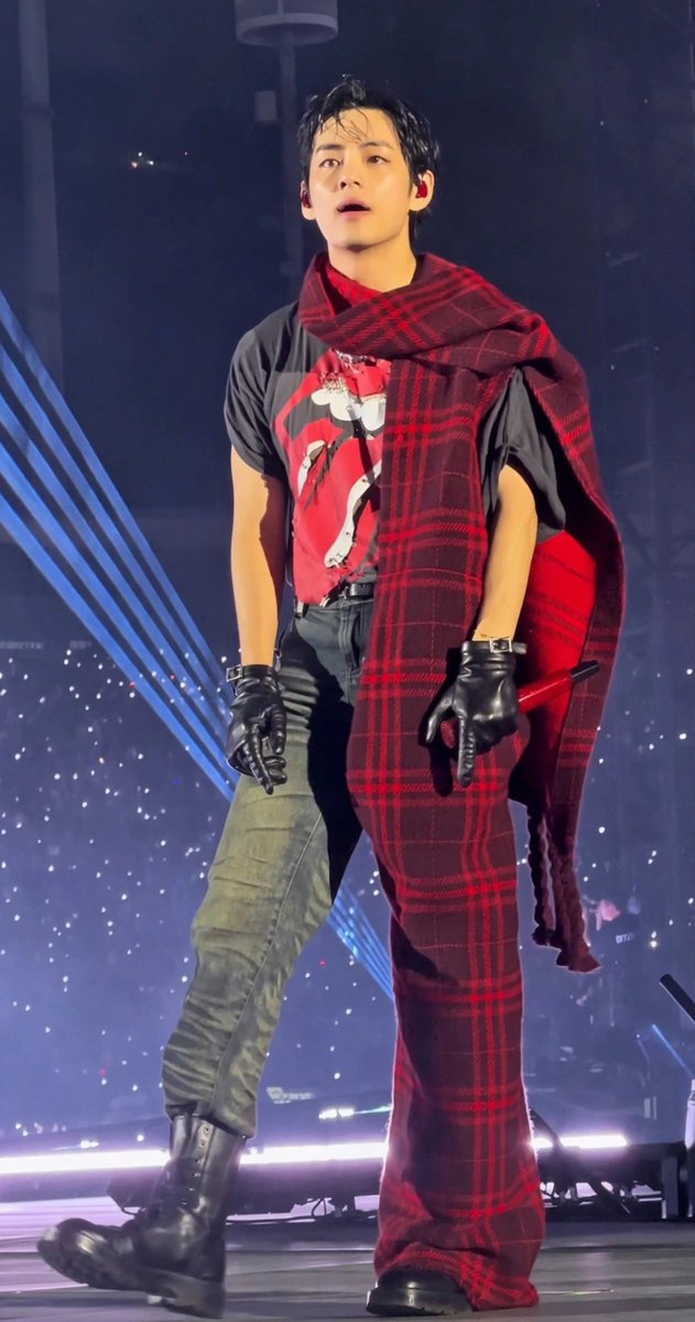 thvismuse's tweet photo. THIS INSANE SERVE. Taehyung's best tour outfit is always the next one https://t.co/S4xvbC7GGG