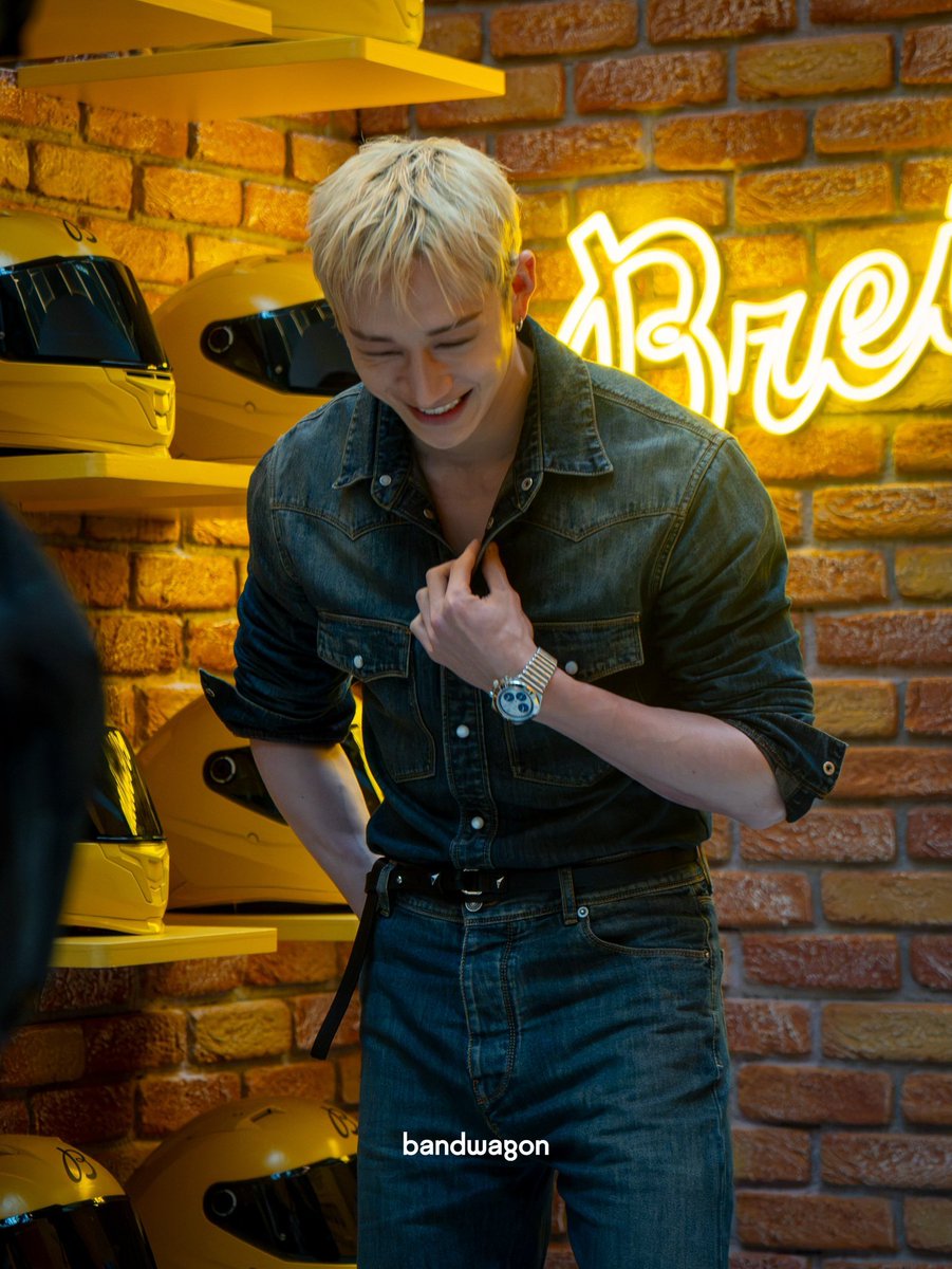 sftchan_f's tweet photo. Look at him showing off his cool watch...the smile is everything https://t.co/qUqlrbbwNm