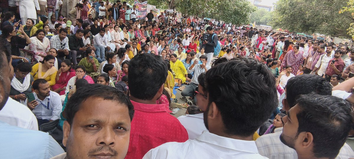 SaswatOm49995's tweet photo. इको गार्डन में हो12 डिंगो  चुका है शासन प्रशासन और स्वास्थ्य मंत्री मोन धारण करें है सामुदायिक स्वास्थ्य अधिकारियों का यह धारणा अनुचित कल जब तक उनकी मांग नहीं पूरी होगी हम एक गार्डन में ही रहेंगे माननीय मुख्यमंत्री जी से अनुरोध है हमारी बातों को सुना जाए करवाया जाए https://t.co/wBZ633b2sA