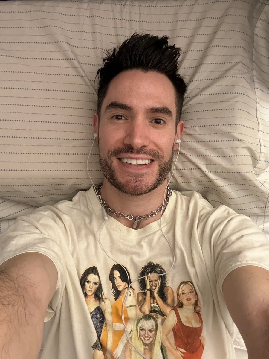 RickyKlehr's tweet photo. Buenas noches. Te mando un abrazo con las piernas. Sueña bonito. https://t.co/Fuq9j2dIMm