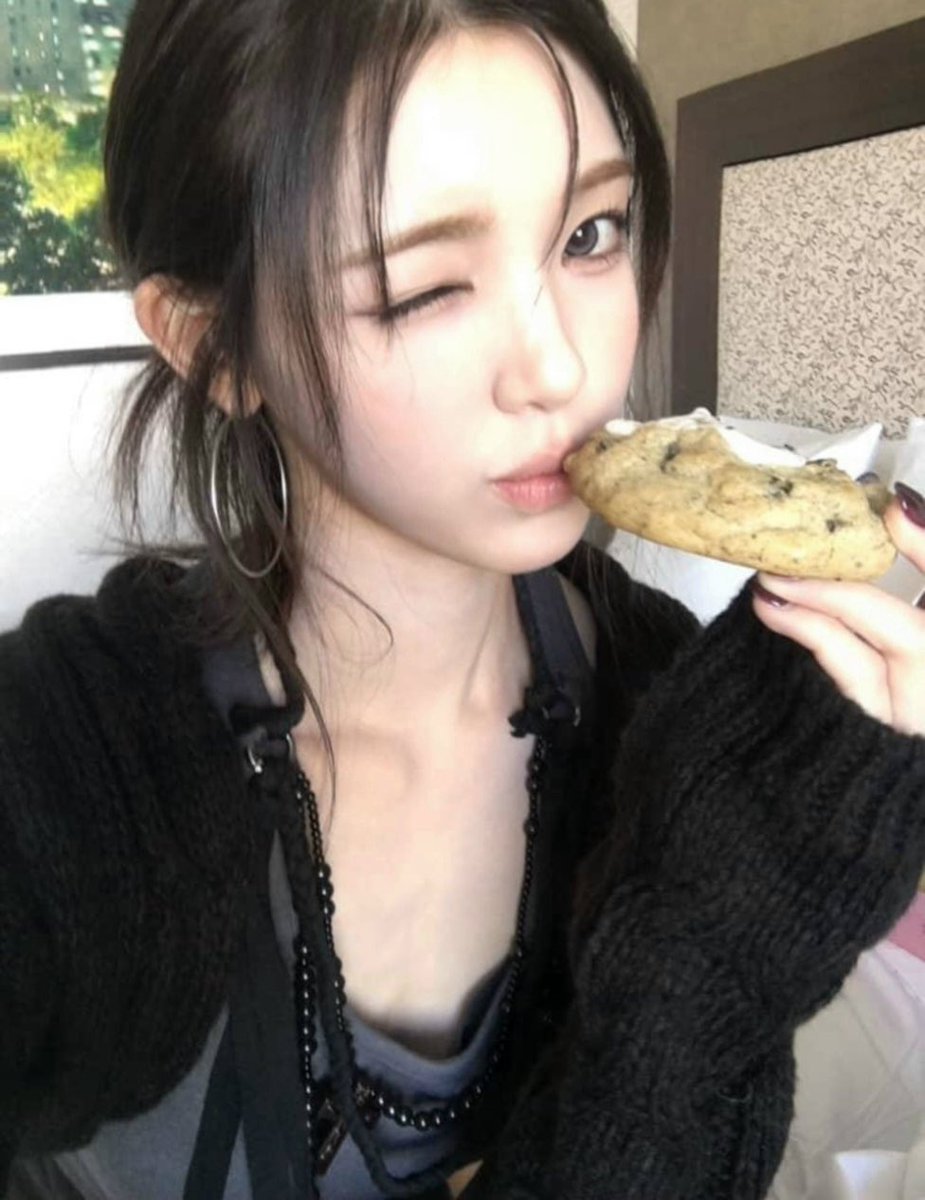 yuhapost's tweet photo. weverse update #yuha ♡ https://t.co/U8NVqO7amm