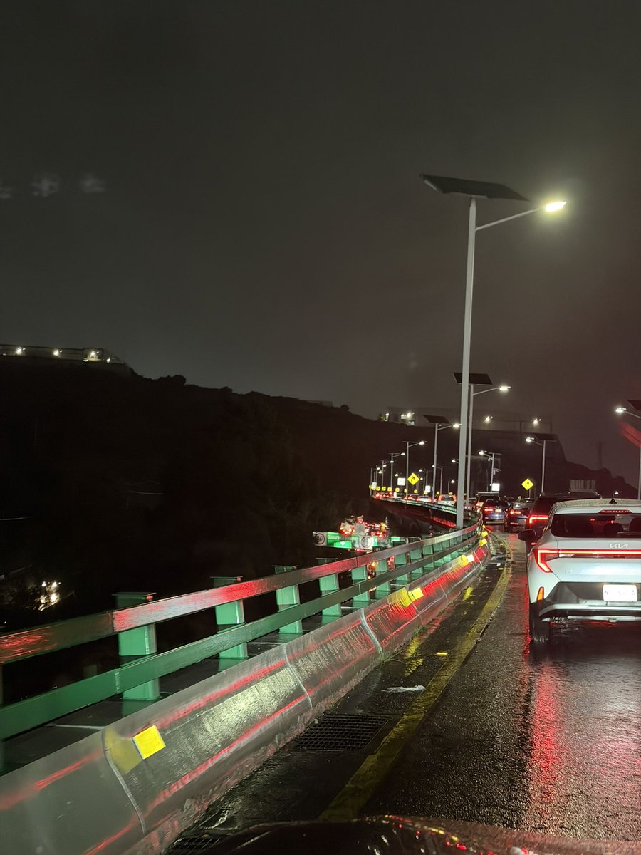 yohanandiaz's tweet photo. Así a esta hora un caos completo en la México Querétaro, tanto por abajo como en el segundo piso.  

#edomex #mexicoqueretaro #caosvial https://t.co/KLtK9skEj4