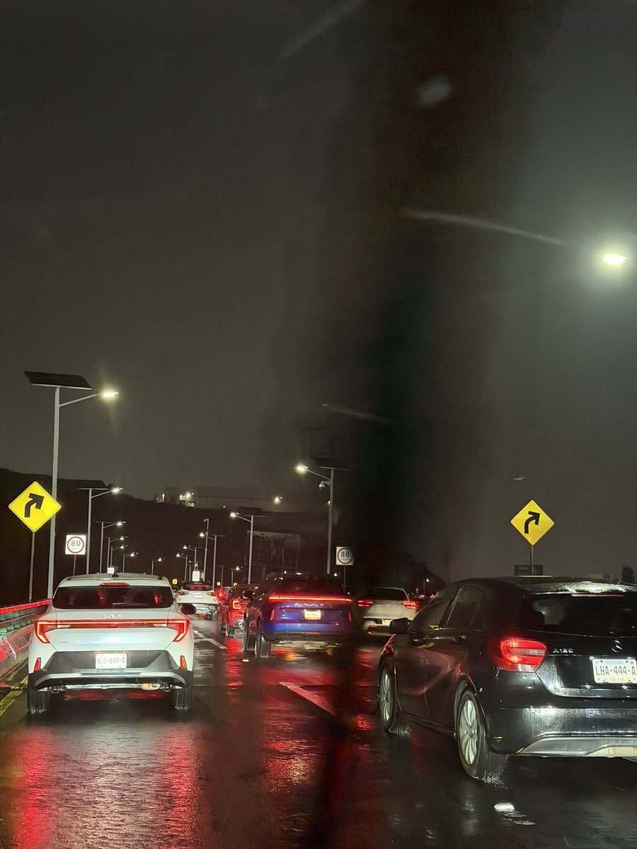 yohanandiaz's tweet photo. Así a esta hora un caos completo en la México Querétaro, tanto por abajo como en el segundo piso.  

#edomex #mexicoqueretaro #caosvial https://t.co/KLtK9skEj4