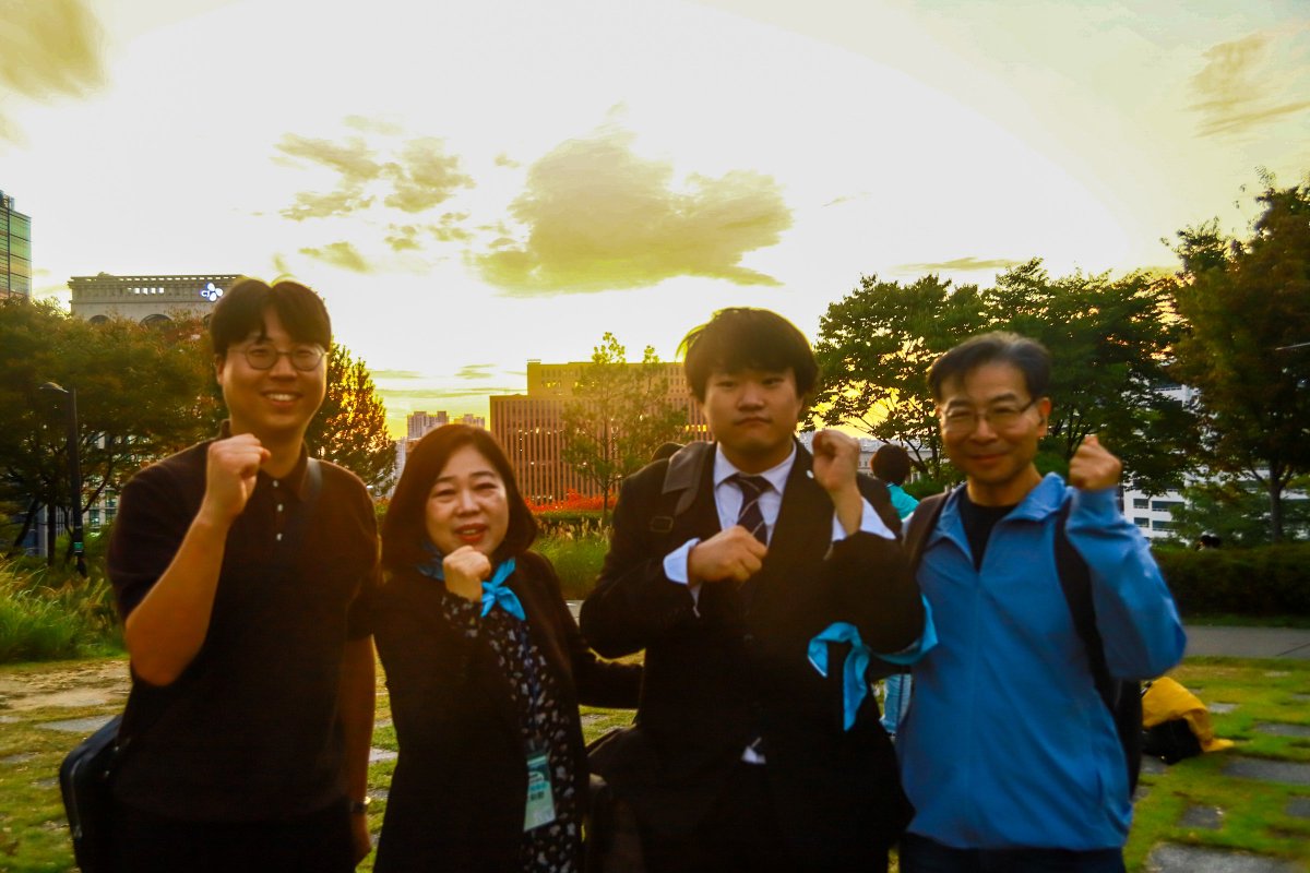 lmyoo2011's tweet photo. #새미래민주당 #한글날 #단합대회 #이낙연 #이미영

당원여러분과 함께 남산에서
단합의 시간을 가진 뒤
이낙연 전 총리님의 특별강연
국가를 위해 우리가 할 일 에
함께했습니다

진영논리에 망가지는 나라를
걱정하고 세대를 꿰뚫어 보는 혜안에
감탄하는 시간이었습니다.

https://t.co/HKW3XouuAP https://t.co/uzMCPOoDUV