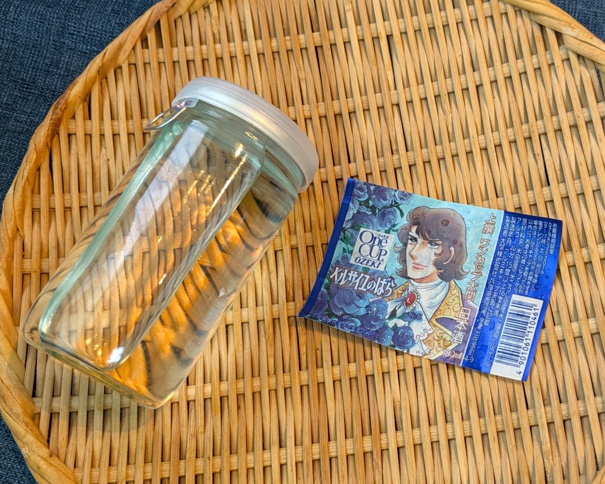 MmeSansyo's tweet photo. 熱燗を作る&amp;ラベルを保存する を同時にやります😚💕
①お鍋にワンカップを立てる。
②ラベル部分が浸かる高さまで熱湯を注ぐ。
③熱湯が指をつけられるぐらいまで放置。
④ラベルがスルッと取れる&amp;お酒も飲み頃の熱燗(ぬる燗) に🍶 https://t.co/8NyrI5KI3k
