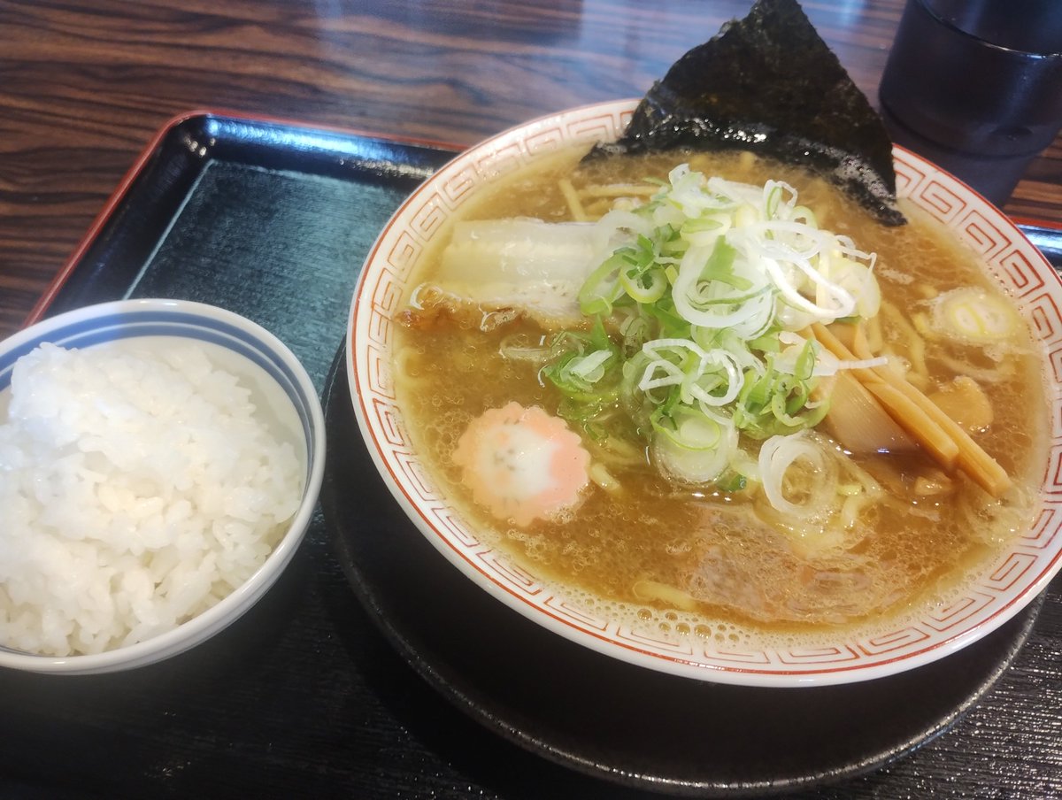 mokkori_yellow's tweet photo. 多賀城市
とんこつ豚ラーメン飛燕
「海懐鰹〜東池袋昭和奇譚〜」
「小ライス」
デスオイルが欲しくて訪問♨
グッと来る鰹の風味に厚めの油膜で熱々のスープは、鰹の本気具合を感じられ、太麺がギュンギュン進むゥッ！
スープ浸し海苔巻きご飯も美味いッ☆
ナルトが可愛い❤
完飲完食ごっつぁんです✨ https://t.co/rXoS80Hk8h