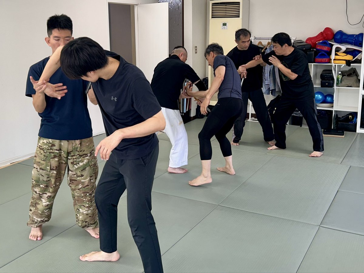 SYTEMAVOSTOK's tweet photo. 本日の日暮里BUDO-STATIONクラスは、骨と骨 BORN to BORNでのコントロールの続きを。今回は肩甲骨、ウェーブと組み合わせ、動きの幅を広げ、さらにナイフディスアームへの応用に至りました。このワークで身体感覚を体感してもらえたと思います。
次回は、10/24（土）11:00から。
よろしくお願いします https://t.co/7lPILg5m3h