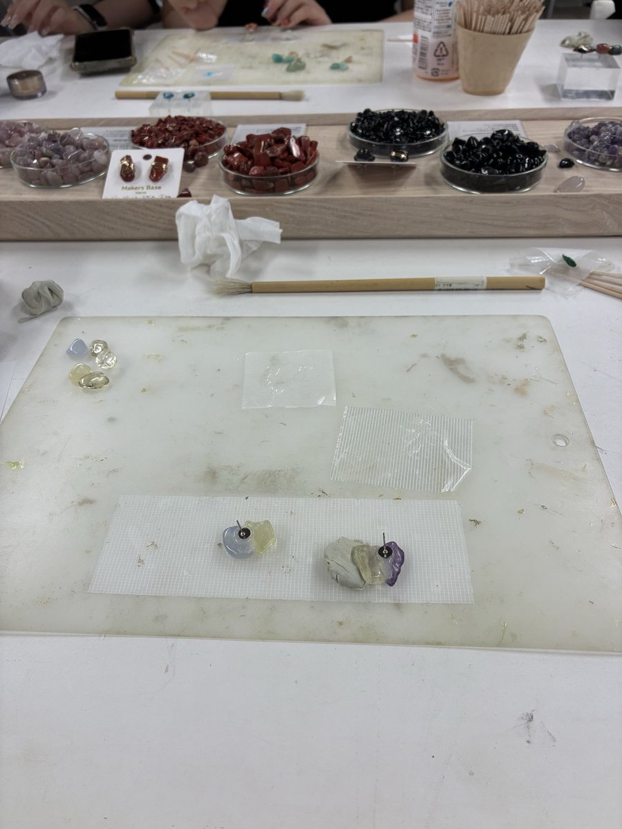 umeee53's tweet photo. 夢中になってて全然作業工程撮影してなかった！😂
これはピアスの金具をのりでくっつけて待機中のところ https://t.co/OsIw4fCbvx