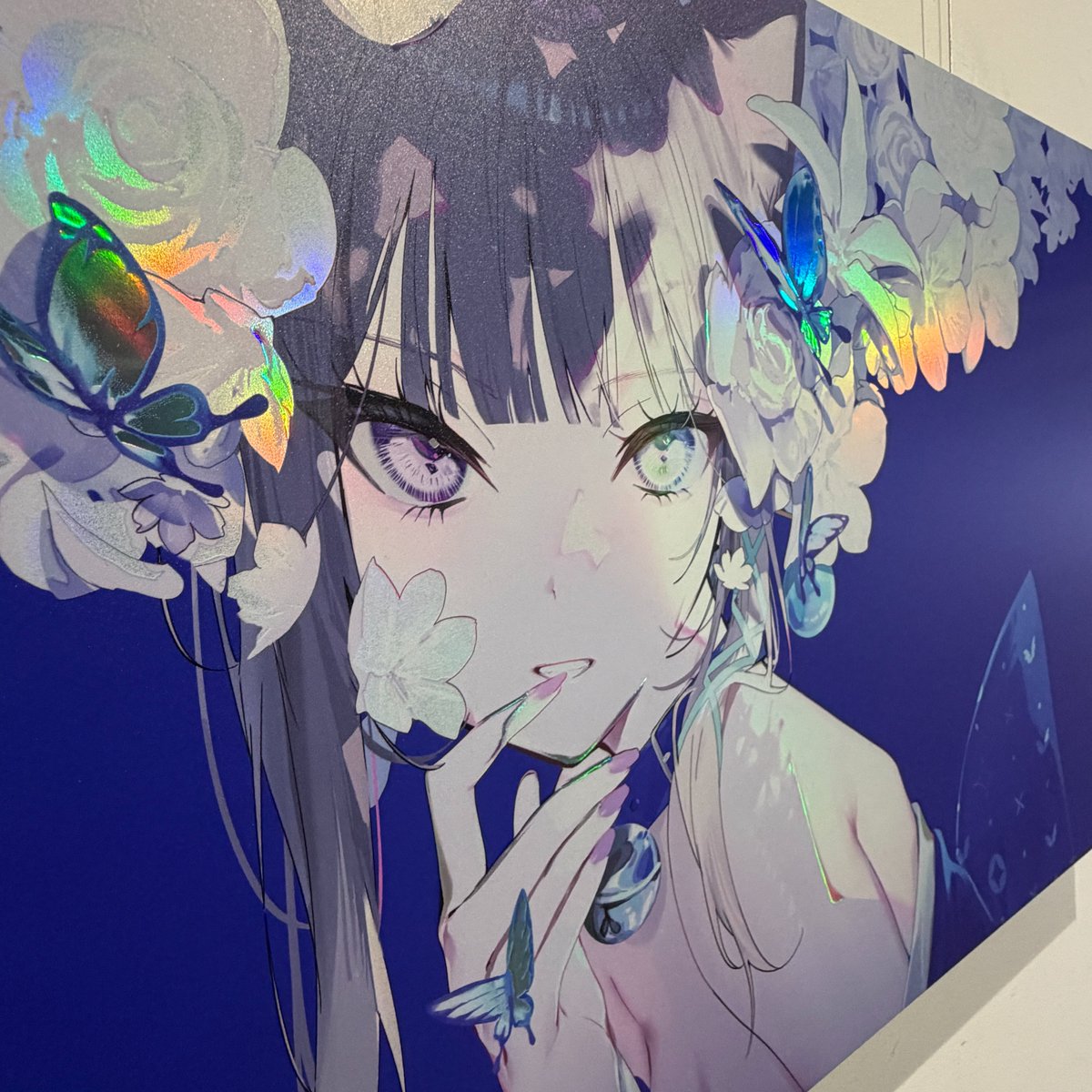 rag_works's tweet photo. 心憎 🦋 Goods

✧ ┈┈┈┈┈┈┈┈┈┈┈┈┈┈┈ ✧
　　\ マットな質感に、光の艶 /
　　 💠 彩光グロスアート 💠
✧ ┈┈┈┈┈┈┈┈┈┈┈┈┈┈┈ ✧

「個展」「画集」「同人誌」のキービジュアルが、
ホログラムの輝きをまとうアートに🪞✨
全3種のラインナップです。

マットな質感の中から覗くきらめきが、
イラストの魅力を引き立てます。
🎟️ 作品本体に直筆サイン入り・保証書付き

💎 詳細はこちら
個展／心憎：https://t.co/accQesWUHM
画集／心贈：https://t.co/NVcxrv3sVx
同人誌／心雑：https://t.co/9NdQeGQruT
※受注生産・BOOTH限定での販売となります。

#美和野らぐ心憎