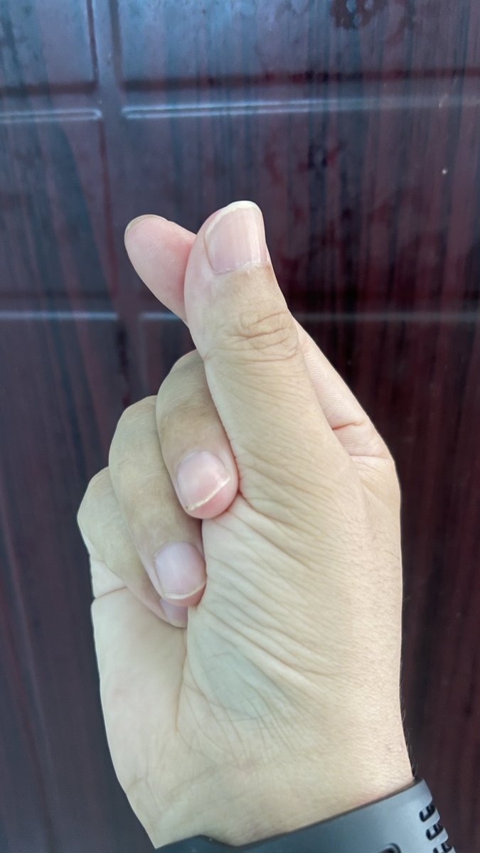 waq547's tweet photo. 逛了半天新手村
浇友们都好有才啊 
有秀肌肉
有秀才艺的
有发靓照的
还有炒股晒收益的

而我
没才艺
没技能
没长相
思来想去决定

露一手🫣🫣🫣 https://t.co/3ZDgSDmgl6