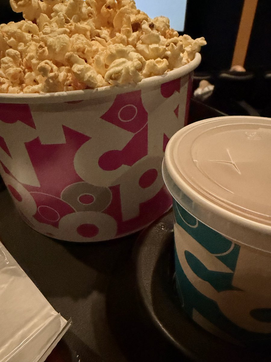 ungm6074's tweet photo. 予告編観ても何の映画かさっぱりわからず、米国で歴史的大爆死というニュースを見たがTLでは絶賛のポストばかりが流れてくるので興味がわいて
今『ディガー』を観てきたが、めちゃくちゃ面白い傑作だった！

これは情報シャットアウトしてネタバレくらう前に今すぐ観た方がいいよ‼️ https://t.co/eXY3fg5TV0