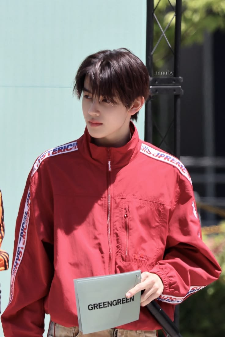 keonhomiaw's tweet photo. GW PALING NAKSIR KALO DIA PAKE BAJU WARNA MERAH😭😭😭 https://t.co/apEoHpM7LR