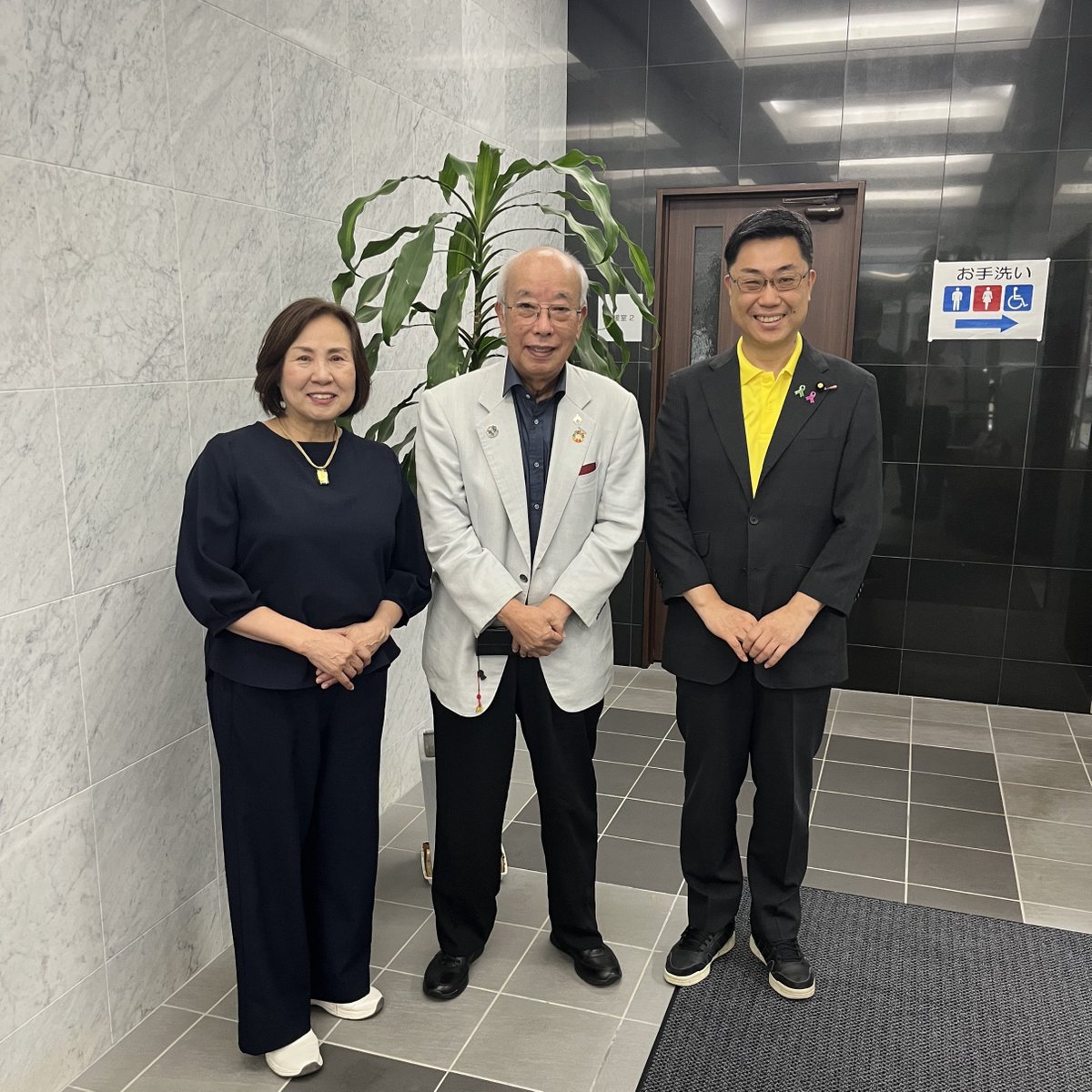 Image for the Tweet beginning: 福岡事務所に、久保田史郎先生と黒木尊子お姐様がお運び下さいました。
恩師・原 寛先生を偲びつつ、予防医療の重要性と福岡・佐賀の古代史について議論。
またお寄り下さい。有難うございました。 