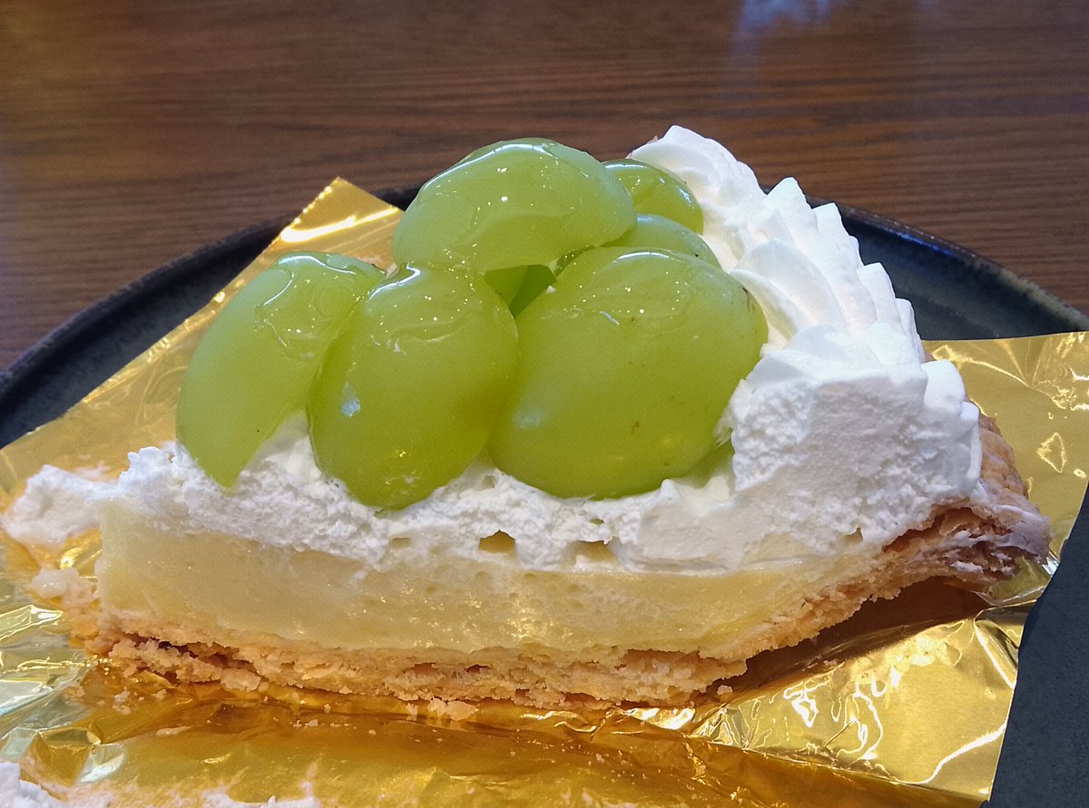 sirosiro0626's tweet photo. アンナミラーズのシャインマスカットパイ🥧
中はカスタードクリーム。
先日まであったマロンパイと入れ替わりで登場。 https://t.co/MOc3S0FVNs