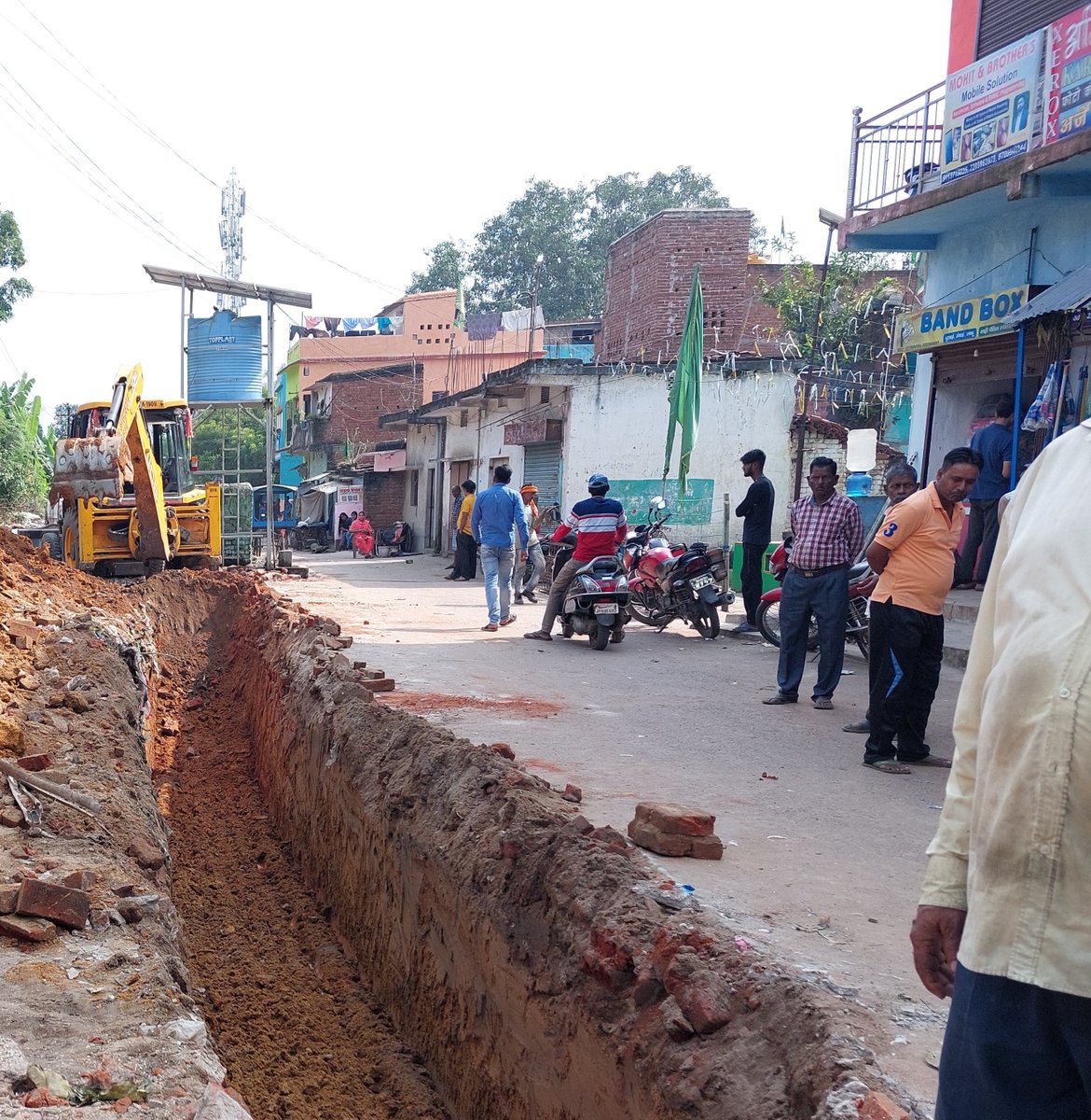 Pritamgomoh's tweet photo. @narendramodi @RailMinIndia जगाने कि कोशिश करते हुए 🫡Day-1103,Justice Reminder,Imambara 20"for Temple 3"road.The same way from Imambara towards Temple n coloney. Sr.DEN/Co say 12" road is there,look and provide Ambulance space for Old age people,more than 500 people live there. https://t.co/p32FNQkmAp
