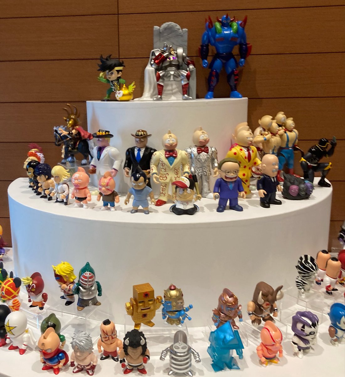 figuretoys_j's tweet photo. スパイスシード フィギュアの祭典
展示されていた作品、やはりどれも素晴らしいです

ソフビの販売もありました‼️

ゆでたまご先生から花輪がとどていました🌸

#spiceseed #スパイスシード #ゆでたまご https://t.co/7v8YQDMlsr