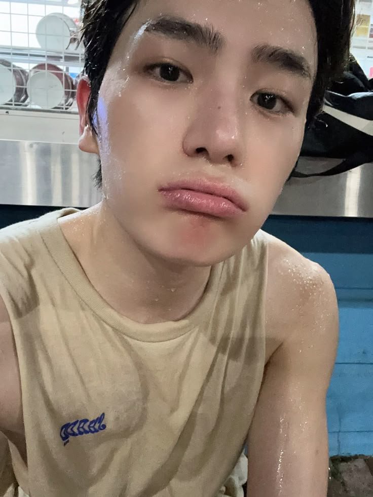 LeeJaehyuvn's tweet photo. Panas panas enaknya renang. https://t.co/ZWzWBnQJ0a