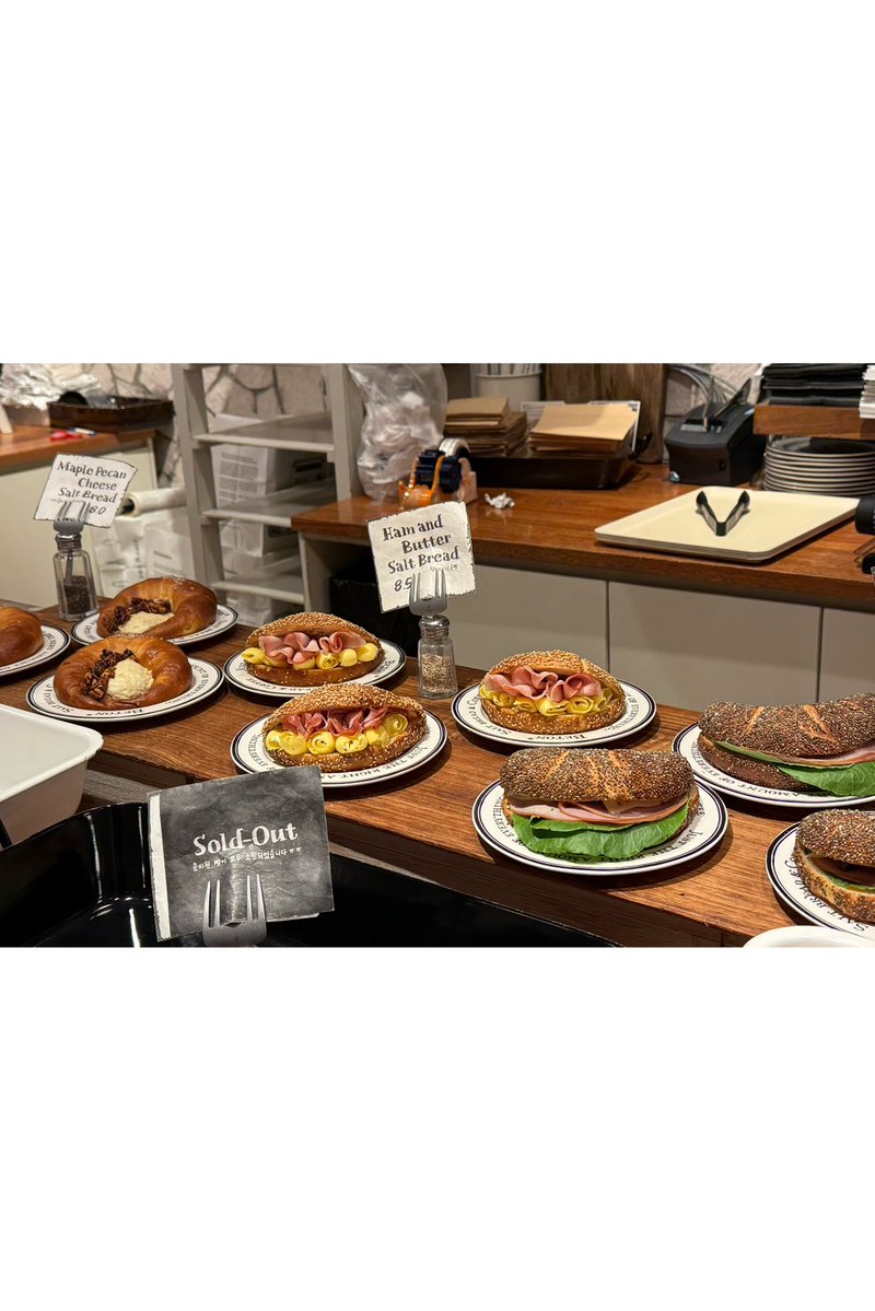 xseolnox's tweet photo. 📚🥫🥯🤎 https://t.co/yIgNRoaOKd