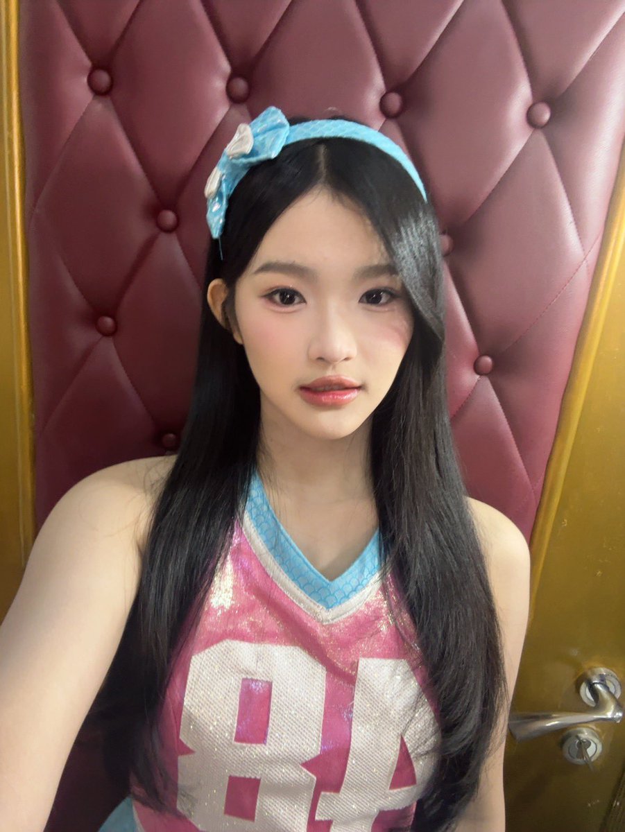 CErine_JKT48's tweet photo. terimakasih banyak teman teman untuk show #PertaruhanCintaJKT48 kemarin! YAYYY AKHIRNYAA🥹 kedepannya aku akan terus berkembang untuk menampilkan yang lebih lebih lebih baik OKKKEEE 🫂 mohon dukungannya selaluuu, terimakasiii sudah menemani aku yaaa!💖 #ErineChasesWhatLiesBeyond https://t.co/0MhdOabUMm