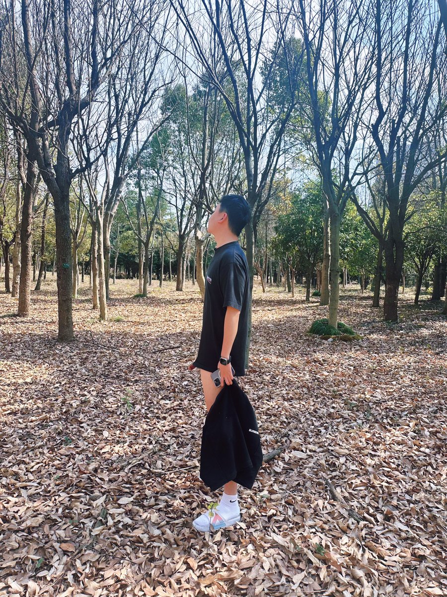 Notbigjiba's tweet photo. 突然有点热，那就脱个裤子凉快一下吧 https://t.co/ryic46Vu0m
