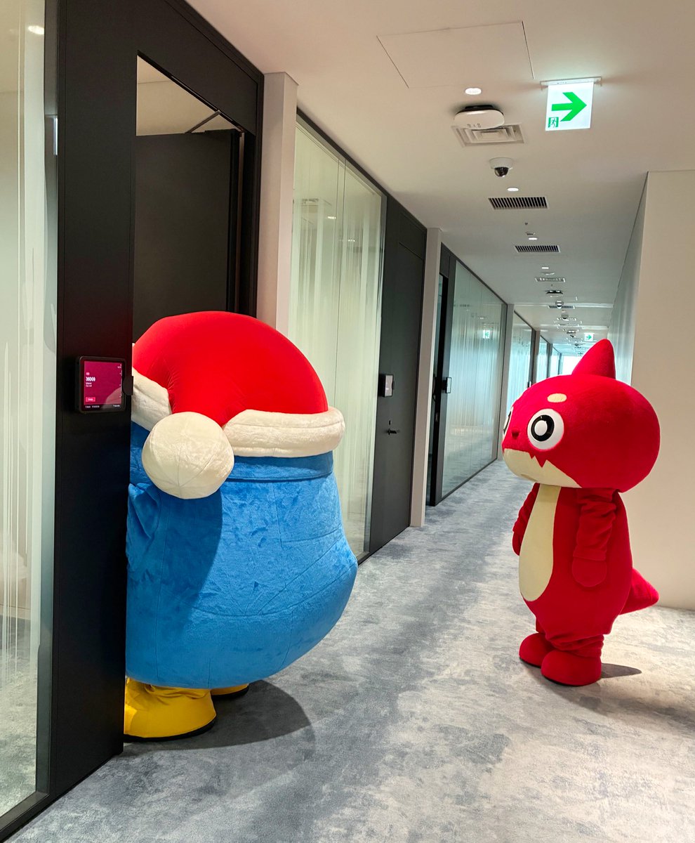 donki_donki's tweet photo. 【撮影裏】
MIXI社に遊びに行くもしっかり挟まるドンペン https://t.co/JavNCuk7DQ
