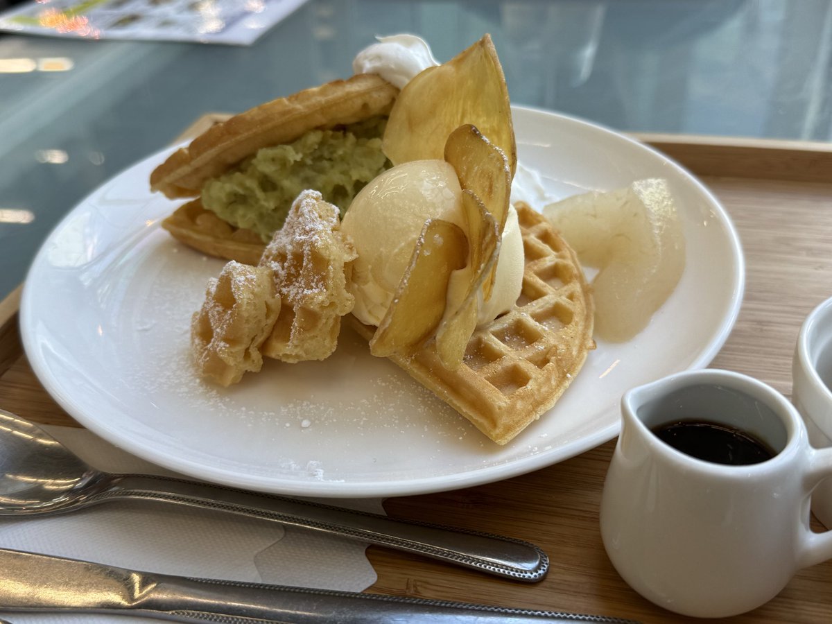 lyuon96's tweet photo. スタンプラリーを楽しんだあとは、アルテリオ内にある「カフェブリーズ」でおやつタイム！✨
今回いただいたのは、紅あずまワッフル🍠🧇！
ソースはチョコ・いちご・黒蜜の3種類から選べて、今回は黒蜜にした！✨
ワッフルは軽い食感でとっても美味しかった！
#筑西市シャニマスコラボ 
#筑西Pグルメ https://t.co/TqANn83HIs
