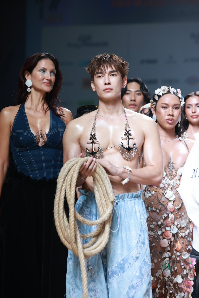 moonlightent_th's tweet photo. RUNWAY ON FIRE! “มิว ศุภศิษฏ์” ปล่อยดาเมจกลางรันเวย์ MERGE ใน BIFW 2026

MEW BIFW26 SIAM PARAGON
#SiamParagonBIFW2026xMew 
#MERGExMEW #MewSuppasit #BIFW2026

เรียกว่าลุยงานแฟชั่นแบบไ���่มีพัก สำหรับศิลปินหนุ่ม “มิว ศุภศิษฏ์ จงชีวีวัฒน์” ที่เพิ่งบินลัดฟ้าไปร่วมงานกับแบรนด์ชั้นนำในช่วง New York Fashion Week 2026 ก่อนเดินทางไปร่วมอีเวนต์ ELIE SAAB H&M ที่กรุงปารีส ประเทศฝรั่งเศส ล่าสุดเขากลับมาสร้างอีกหนึ่งแฟชั่นโมเมนต์สุดฮอตในเมืองไทย กับการเดินแบบให้แบรนด์ MERGE บนรันเวย์ Bangkok International Fashion Week 2026 ( BIFW 2026 ) เป็นอีกช่วงเวลาที่ได้เห็น “มิว” ในบทบาทด้านแฟชั่นที่แตกต่างกันออกไป ทั้งในไทยและต่างประเทศ

งานนี้ “มิว” มาในลุค Bold & Confident ที่สะดุดตาตั้งแต่ก้าวแรกบนรันเวย์ ด้วยเครื่องประดับเมทัลลิกดีไซน์โดดเด่น จับคู่กับกางเกงทรงหลวมสีฟ้าอ่อนที่มีลวดลายละเอียดอ่อน โดยลุคนี้เป็นส่วนหนึ่งของคอลเลกชัน “TROPICAL BLISS” จาก MERGE ภายใต้ธีม “TIDE OF TIME” ที่ได้แรงบันดาลใจจากท้องทะเล วิถีชีวิตริมชายฝั่ง และโลกใต้สมุทร นำมาถ่ายทอดผ่านแฟชั่นร่วมสมัย เป็นอีกหนึ่งลุคที่เ��ยให้เห็นคาแรกเตอร์ของ “มิว” ที่ทั้งเท่และมั่นใจ

เบื้องหลังลุคสุดฮอตนี้ “มิว” ยังเตรียมตัวมาเป็นพิเศษ ทั้งการเข้ายิมและออกกำลังกายทุกวัน เพื่อให้พร้อมที่สุดสำหรับการเดินแบบบนรันเวย์ ถือเป็นอีกหนึ่งความท้าทายที่เขาได้ลองอะไรใหม่ ๆ และเผยให้เห็นอีกมุมของตัวเองผ่านงานแฟชั่น ไม่ว่าจะปรากฏตัวในลุคไหน “มิว ศุภศิษฏ์” ก็มักถ่ายทอดออกมาได้อย่างน่าสนใจ โดยยังคงเอกลักษณ์และความเป็นตัวเองเอาไว้เสมอ