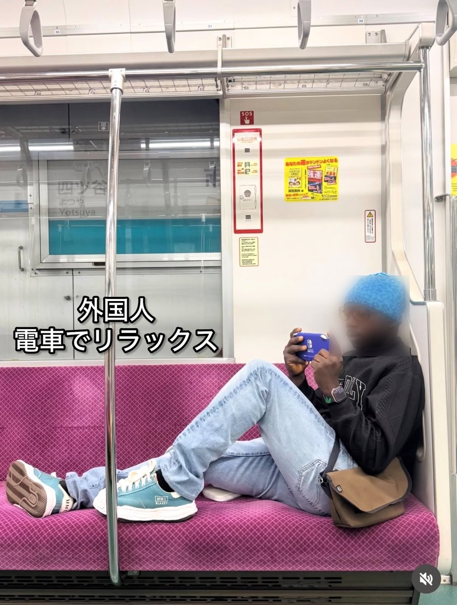 inari_shoten's tweet photo. 日本の地下鉄。

土足のまま座席に足を伸ばし、
ゲームに夢中の外国人。

ここはあんたの部屋ちゃうぞ。

自分がくつろげたら、次に座る人はどうでもええんか。

その席、次に誰かが座るんやで https://t.co/UDcaN4bz58