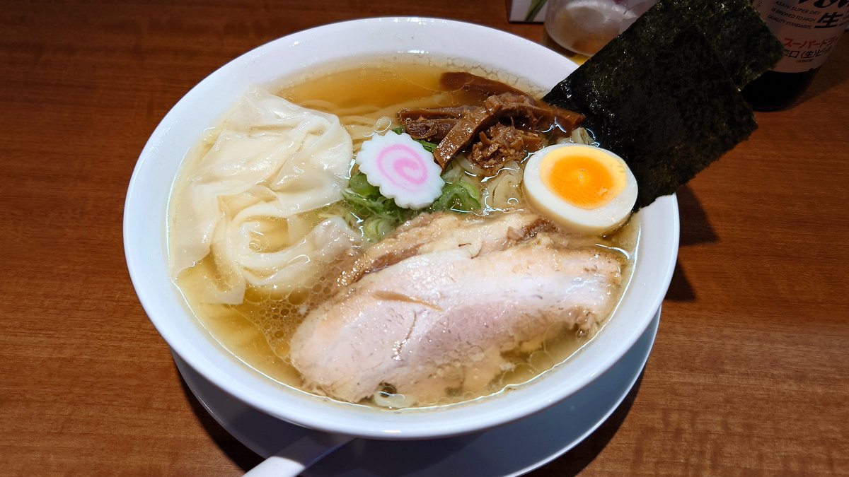 RANGEMANda's tweet photo. 手揉み麺 与野日和 @与野
特選ラーメンといただきました♪
初訪問☆
平打ちのピロピロ麺ええなぁ～♪
スープは清湯なちょっち動物系強めなうめぇわ～☆
ワンタン皮ええな～餡もうめぇーけどもう少し量欲しいな～♪
チャーシューはホロホロの甘めええなわぁ～☆
これはうめぇーなぁ～☆☆☆☆☆(*´ω｀*) https://t.co/GqUl9i0iBB