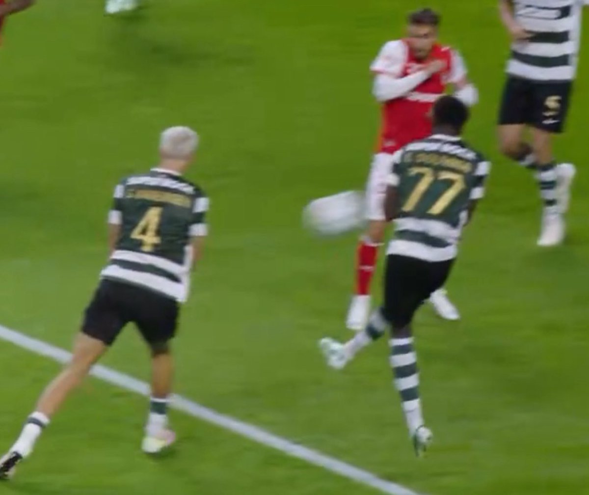 diogomlbernardo's tweet photo. Jogador a colocar-se de costas para a bola, braços junto ao corpo, remate de muito perto – o que é que este gajo quer para ser óbvio que não é penalty? https://t.co/Q7rVeGmtPa