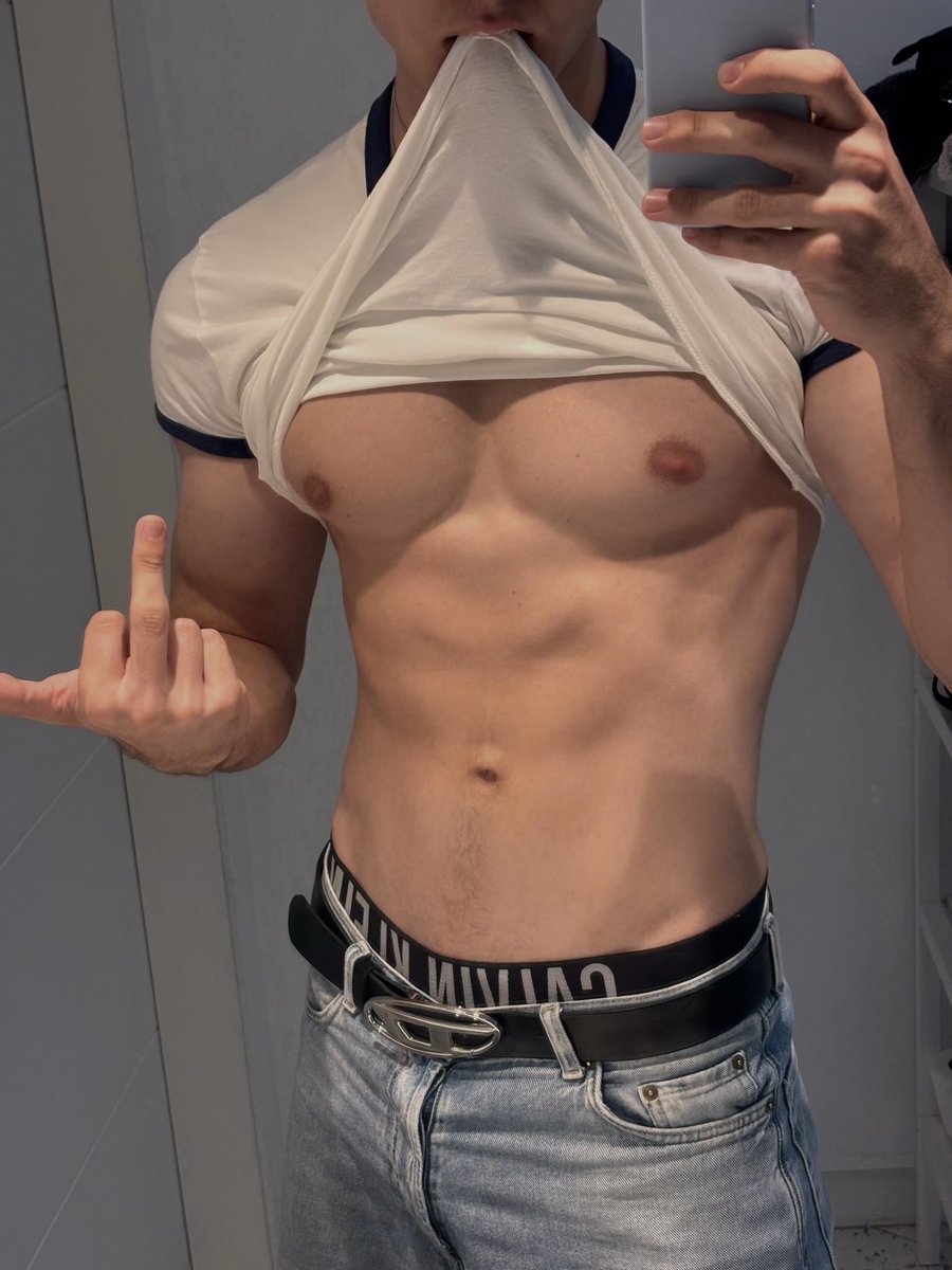 vickyluckyjang's tweet photo. Kalo ketemu cowo lg flexing di toilet ky gini, lgsg pura2 pingsan gue. Biar dikasih nafas buatan https://t.co/Dp8GCmdsa8