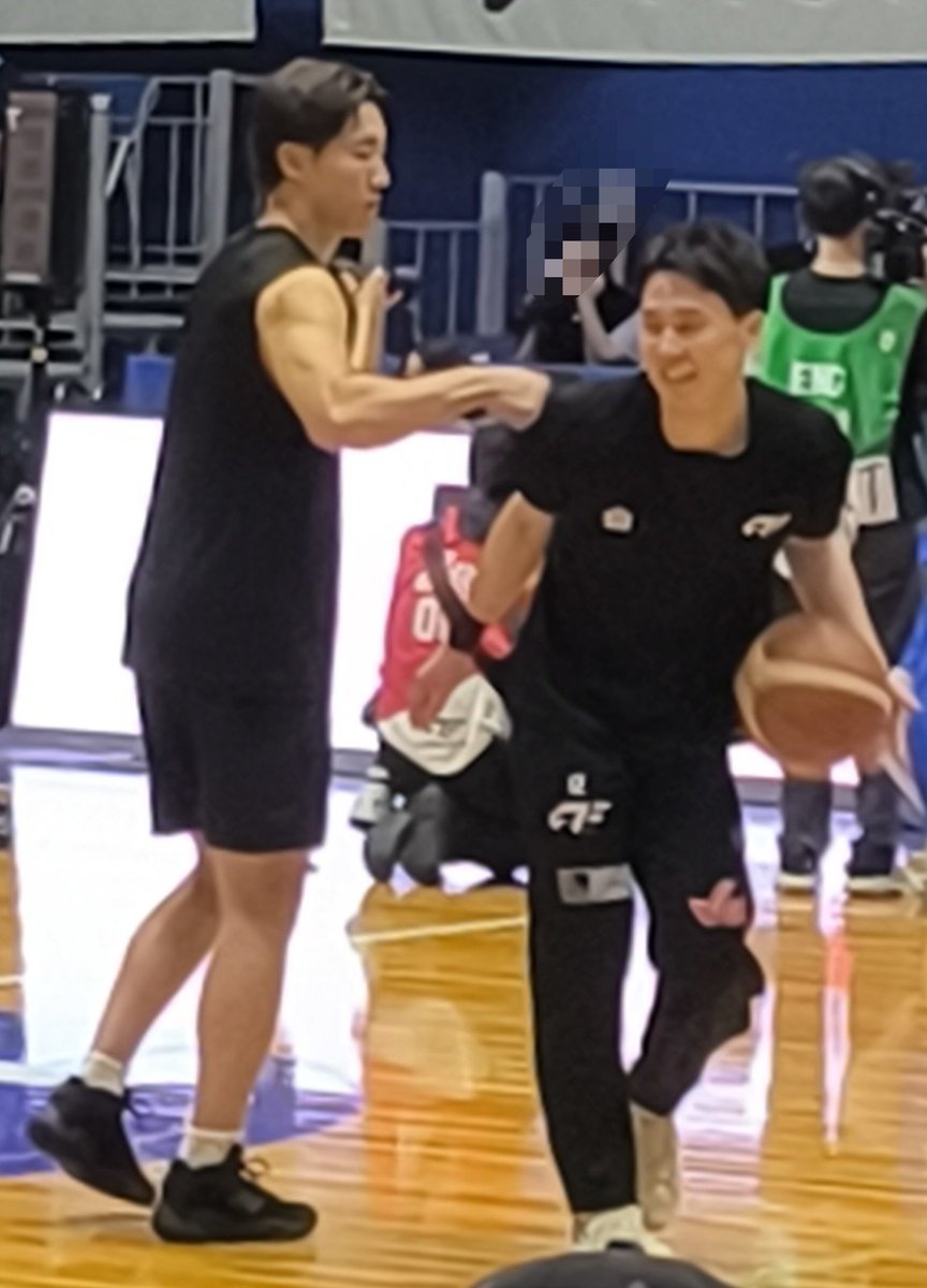 0417Yoshiko's tweet photo. こうようとカツキ💚
仲良くじゃれてるね。

私、生こうよう、初めてかも。

印象より大きめ。

どっちも頑張れ💪 https://t.co/kfacCqTov3