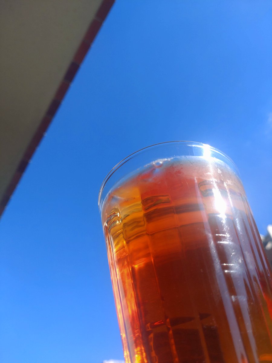 223tea223's tweet photo. 先日までの長雨が嘘のような秋晴れ
秋晴れとするには暑過ぎるな…と、洗濯を終えたタイミングでダージリンのオータムナルを久々にアイスティーで淹れてみました

最近、蒸らし時間と抽出の確度が増したように感じるところがあります
本日もとても良い出来…
皆様に振る舞えないのが口惜しい(｀；ω；´) https://t.co/3IQahSKysj