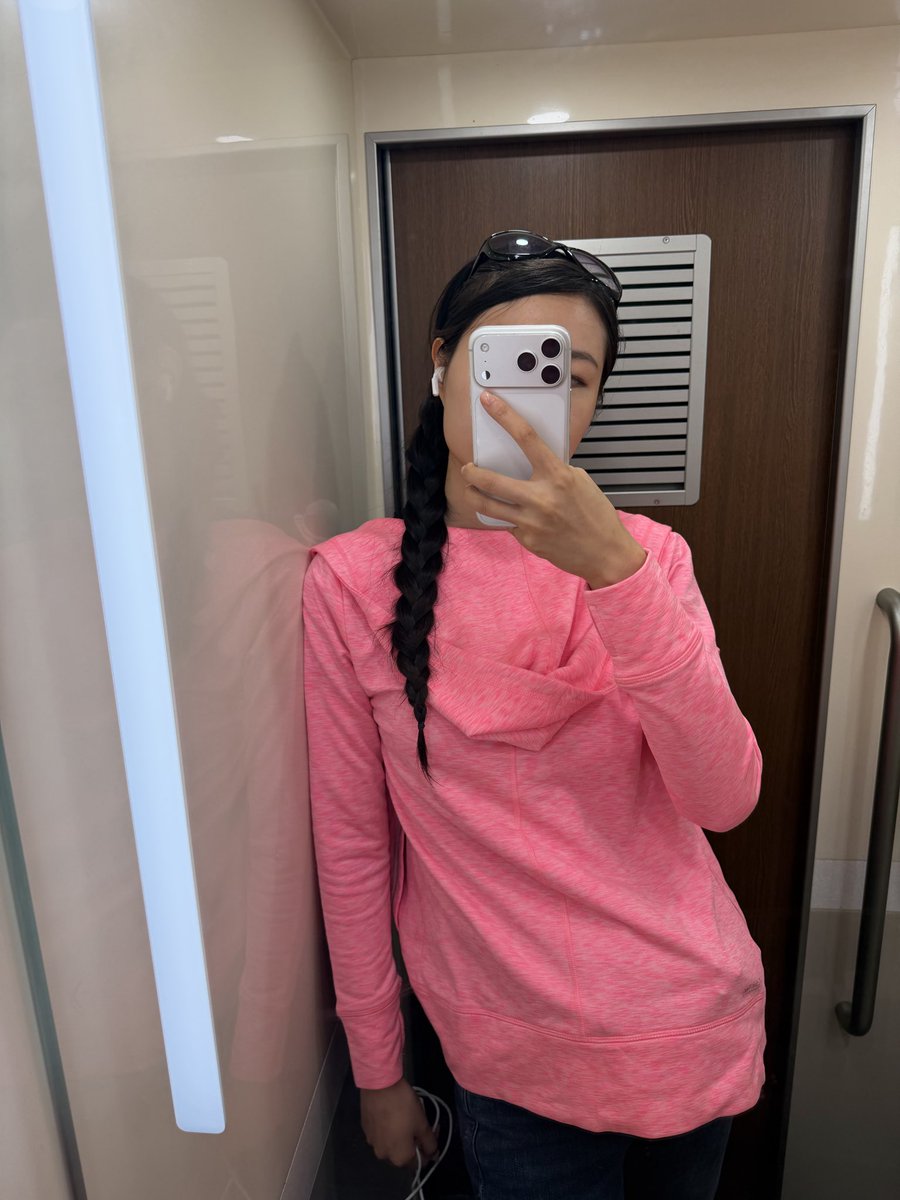 Yolibaby_'s tweet photo. Look at me fit check on train 🚆 
@CalvinKlein @Apple 😀😚 https://t.co/e88BEgVjwn