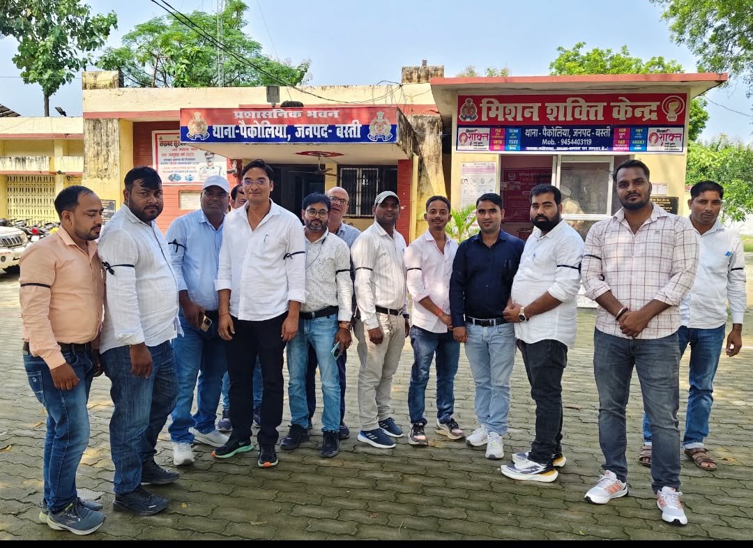 RPM_raviji's tweet photo. उत्तर प्रदेश लेखपाल संघ अपनी मांगों को लेकर आंदोलन रत है जिसके क्रम में आज थाना पैकोलिया में आयोजित समाधान दिवस परसभी लेखपालों द्वारा काली पट्टी बांधकर सांकेतिक विरोध जताया गया
उत्तर प्रदेश लेखपाल संघ जिंदाबाद https://t.co/lccHMtOif7