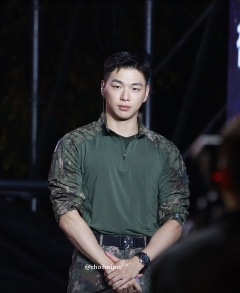 KangOsws's tweet photo. เรื่องความหล่อของคังแดเนียล ถูกพูดถึงไม่หยุดจริงๆ ยืนยันนอนยัน ตัวจริงคังแดเนียลหล่อชิบหาย พูดแบบไม่ไบแอสใดๆ มึงกล้องตัวไหนก็เก็บความหล่อแดนไม่หมดอ่ะ

ตัวสูง ไหล่กว้าง หุ่นพอดี บิ๊กๆ หนุ่มตี๋ตาขีดยิ้มหวาน ขยับนิดนึงก็โคตรเท่ แค่เดินหันหลังก็รู้ทันทีว่านี่แหละคังแดเนียล แถมยังขาวมากอีกด้วย ขาวจนเพื่อนแซว555555 เข้ากรมยังไงไม่ดำเลย 

ทั้งทำงานเก่ง ทัศนคติดี เป็นผู้นำ น่ารักเป็นกันเอง แอบมีดุๆบ้าง แต่ก็ใจดีที่ 1!! 

เต้นก็เก่ง ร้องเพลงก็เพราะ แรปก็เริ่ด 
แสดงละครก็ได้ รายการวาไรตี้ MC พี่มันก็ทำได้หมดและทำได้ดีมาตลอด

แม้ตอนนี้เป็นทหาร แค่ก้าวขาเข้ากรมไปไม่ถึงปี ยศก็เลื่อนขั้นไว แถมได้เป็นระดับมาสเตอร์ เก่งชิบหาย