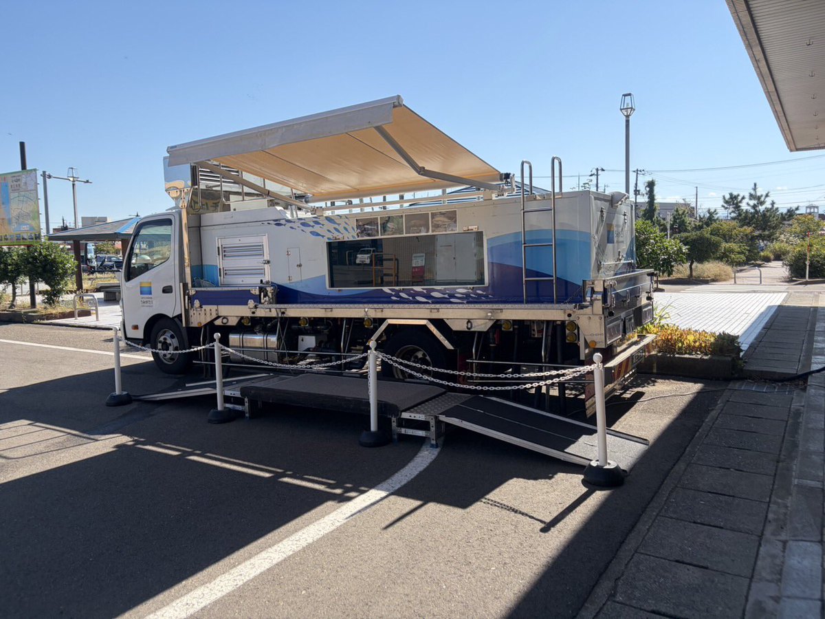 _umigatari_'s tweet photo. 佐渡汽船ターミナルにて活魚車出展中！
佐渡といえば「コブダイ」「ブリ」をご覧いただけます🐟 https://t.co/RI7JSqskPk
