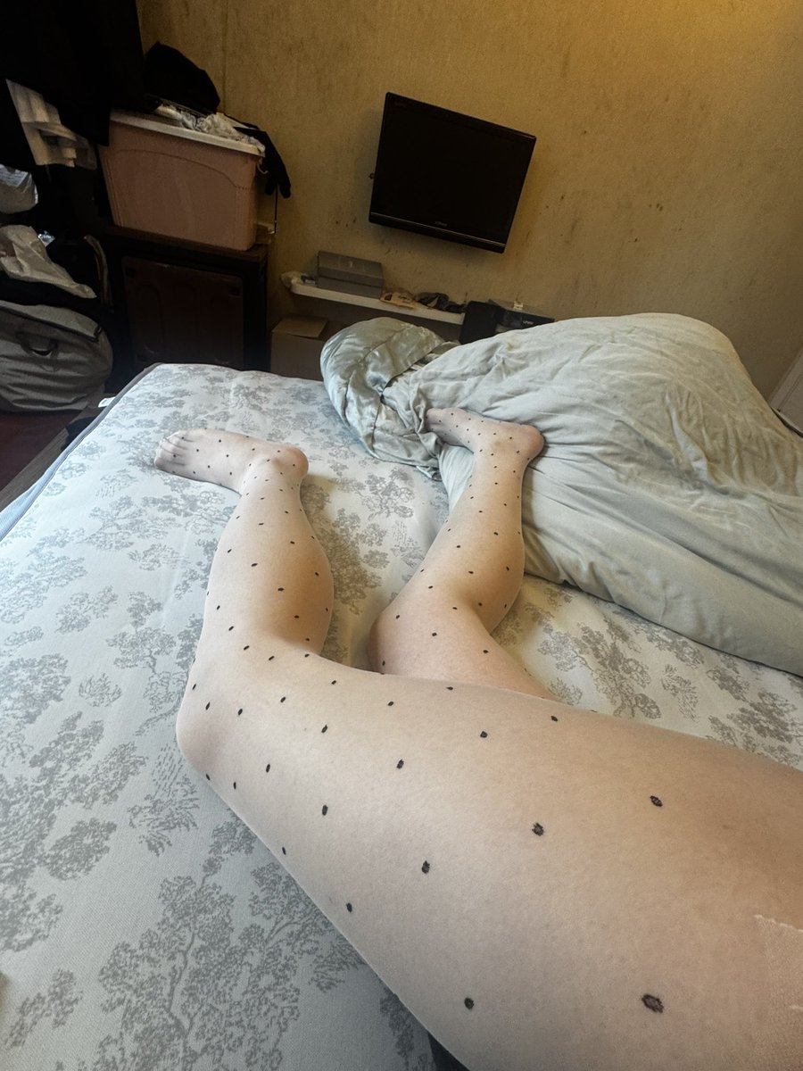 chunnnwn's tweet photo. 丝袜盲盒发了白色波点的，穿上去感觉好骚，还是第一次穿这种 #伪娘 #丝袜 https://t.co/JAuCCslU6C