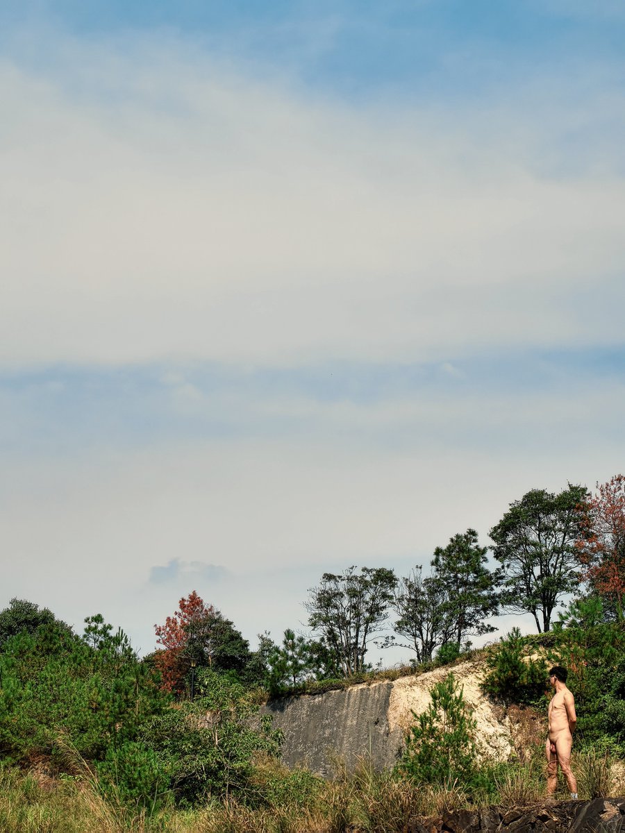 Notbigjiba's tweet photo. 路过了一处山野林间，忍不住拍了两张！把蛋蛋暴露无遗给大家看👀
模特：@nanjingboynude 
摄影师： @Notbigjiba 
#白皮体育生 #野裸 #天体 #暴露 https://t.co/aa2ehDIEOz