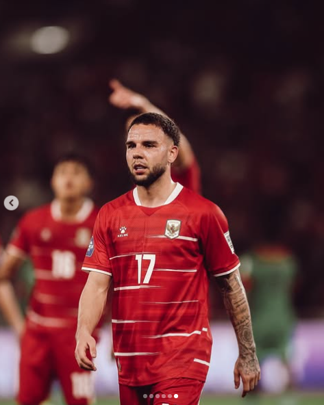piala_talk's tweet photo. Pantesan nih orang gacor mulu mainnya, kayak tenaganya gak ada habisnya!!

Ternyata Calvin Verdonk punya trik sendiri biar gak gampang kena jet lag meski sering bolak-balik Indonesia–Prancis.

Selama di Indonesia, dia kadang tetap ngikutin jam biologis Eropa. Bahkan tidur di pesawat pun diatur sesuai waktu Eropa biar pas balik ke Lille badannya gak terlalu kaget.

Belum lagi klubnya juga punya program khusus buat bantu pemulihan fisiknya.

Gila sih, ternyata bukan cuma soal skill dan stamina, tapi cara ngatur badan juga seprofesional itu. 
Pantesan Gus Calvin satu ini selalu totalitas di lapangan!