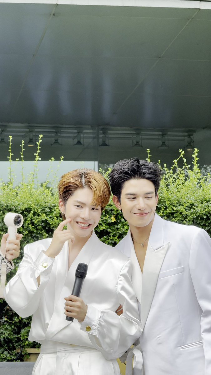 poywijittra's tweet photo. ยาวหน่อยนะ .. ถึงเน็ตเจเจ 🥕🖤
ปกติแล้วพลอยเองเป็นแฟนคลับศิลปินเกาหลี วงนกเขียวมานานมาก มีศิลปินไทยที่ตามอยู่และคอยซัพพอตเขามาตลอดถึง 5-6 ปีแต่ช่วงหลังงานหนักและเรียนเยอะ ไม่ได้ตามใครนอกจากศิลปินวงนั้น จนเราเบื่อไม่มีอะไรทำ เปิดหนังดู ก็ไม่มีอะไรที่ถูกใจ จนมาเจอ #ภพเธอ ตอนนั้นพึ่ง EP.3 เราเลยตัดสินใจเปิดดูว่าจะสนุกไหม เพราะเคยเห็น เน็ตสิรภพผ่านๆในงานหนัง วัยเป้ง มาบ้างนิดหน่อย เจเจนี่เราไม่รู้จักเลย พอเราได้ดูตั้งแต่ EP1-3 แล้วมันชอบอะ ชอบนะแบบการแสดง อารมณ์ หน้าตา ดีมาก #ทั้งคู่ เลยเปิดใจไปงานต่างๆ ให้น้องช่วยกดบัตร ภพเธออยากเจอตัวจริงสักครั้งอะ พอได้เจอตัวจริงทั้งคู่ประทับใจมาก เพราะพวกเขาตั้งใจฟังที่เราขอมากๆ และไปหาในทุกๆงาน(บ้าง) เพราะเรามันวัยทำงานเลยไปไม่ได้ตลอด จนลงลัคกี้แฟนครั้งนี้ ได้ถ่ายรูป 2:1 กับ เน็ตเจเจ โชคดีมากจริงๆ เราจะซัตพอตพวกเธอไปเลื่อยๆเลยนะ คนเก่งสู้ๆนะ 🥕🖤💖

#netsiraphop #jj_rcp 
#CentralSanrioCharactersFair2026XNETJJ