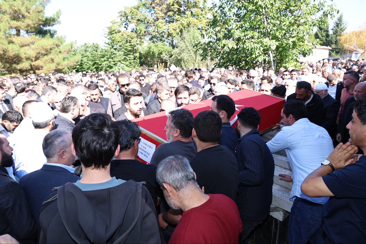 YeniPartiAmasya's tweet photo. ACI GÜNÜMÜZDE HEMŞEHRİMİZİ SON YOLCULUĞUNA UĞURLADIK

Yeni Parti Amasya İl Başkanı İlker Küp, Afyonkarahisar Vali Yardımcısı hemşehrimiz merhum İhsan Ayrancı’nın cenaze törenine katılarak ailesinin ve sevenlerinin acısını paylaştı.

Hemşehrimiz İhsan Ayrancı’yı son yolculuğuna uğurlarken kederli ailesinin, yakınlarının ve tüm sevenlerinin yanında olduk.

Merhuma Allah’tan rahmet, ailesine, sevenlerine ve tüm hemşehrilerimize sabır ve başsağlığı diliyorum.

Amasya’mızın başı sağ olsun.