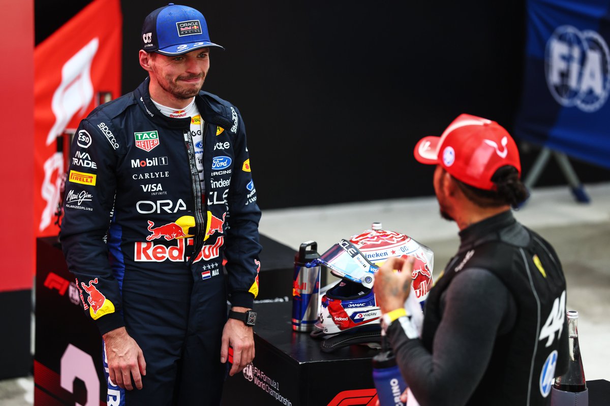 redbullracing's tweet photo. Generational talents, debriefing quite the Sprint 🤝

#F1 || #SingaporeGP 🇸🇬 https://t.co/xkFqJDfo5C